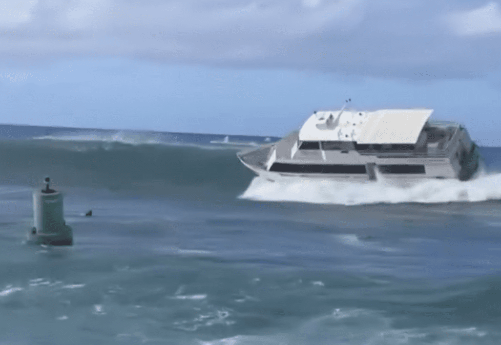 Watch: Passenger Vessel Caught in Oahu Surf