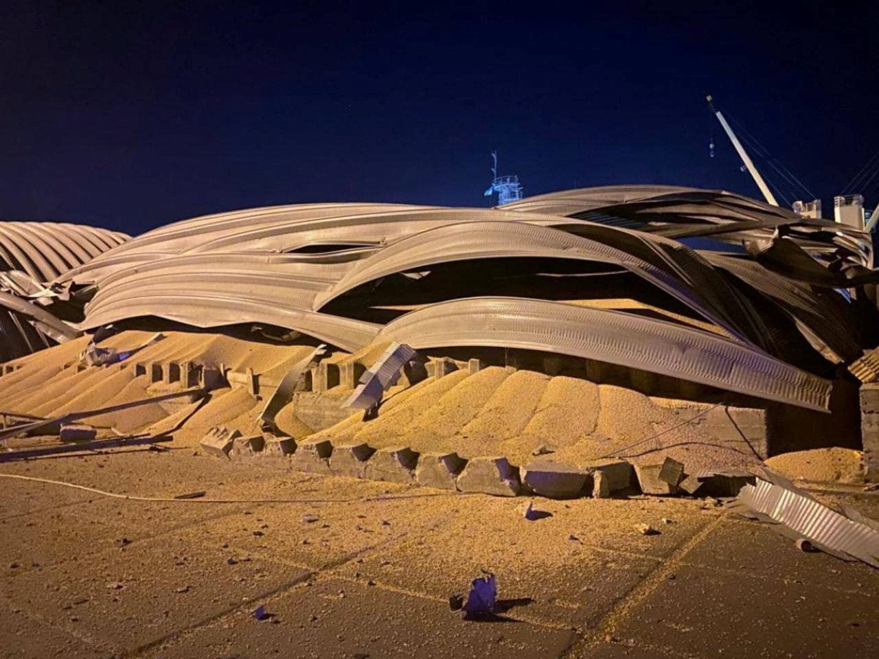 Ukraine’s Grain, Iron Ore Exports Hit by Russian Strikes on Ports This Winter