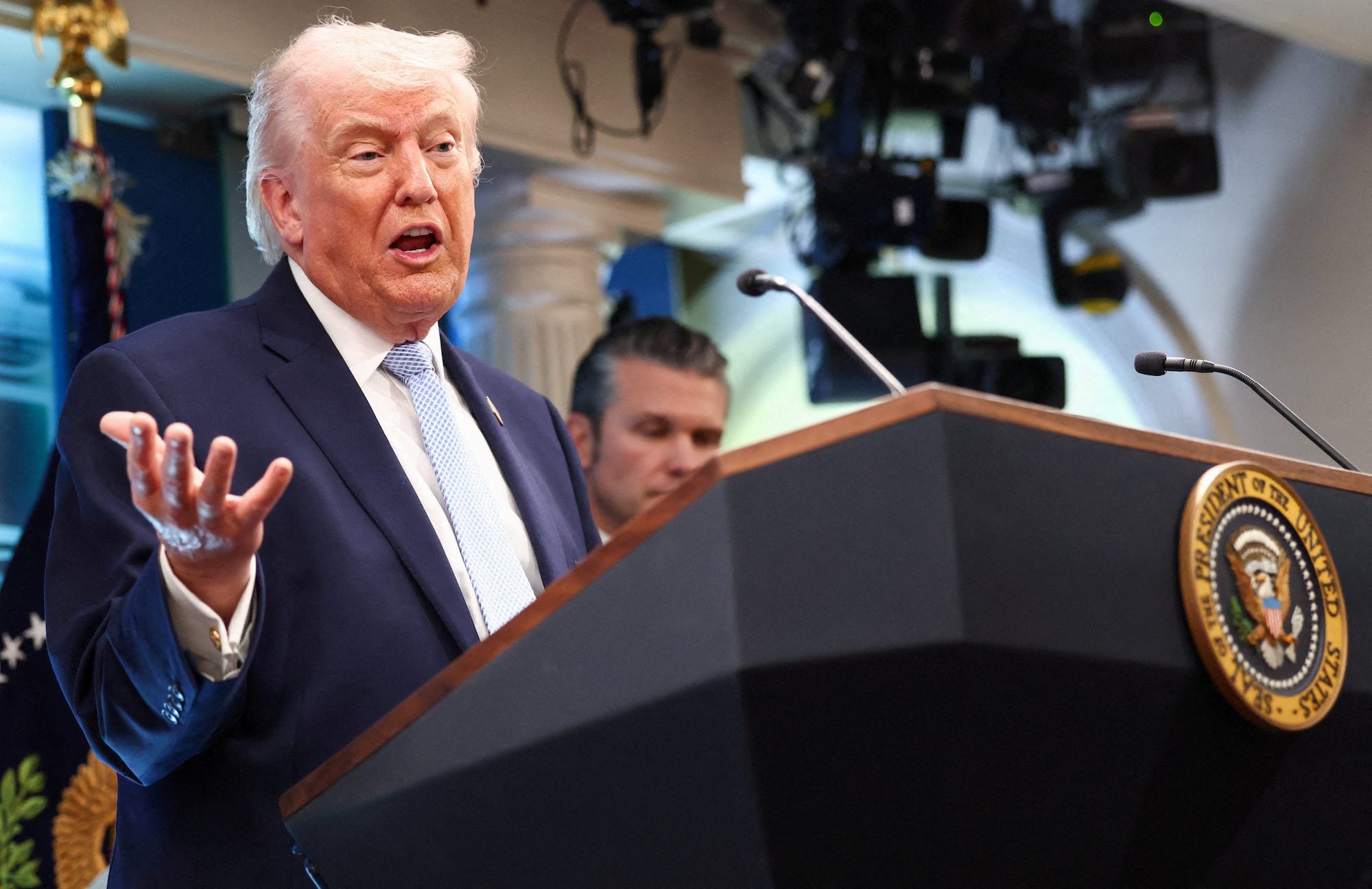 Trump Says Iran Ceasefire on ‘Life Support’ as Hormuz Crisis Deepens