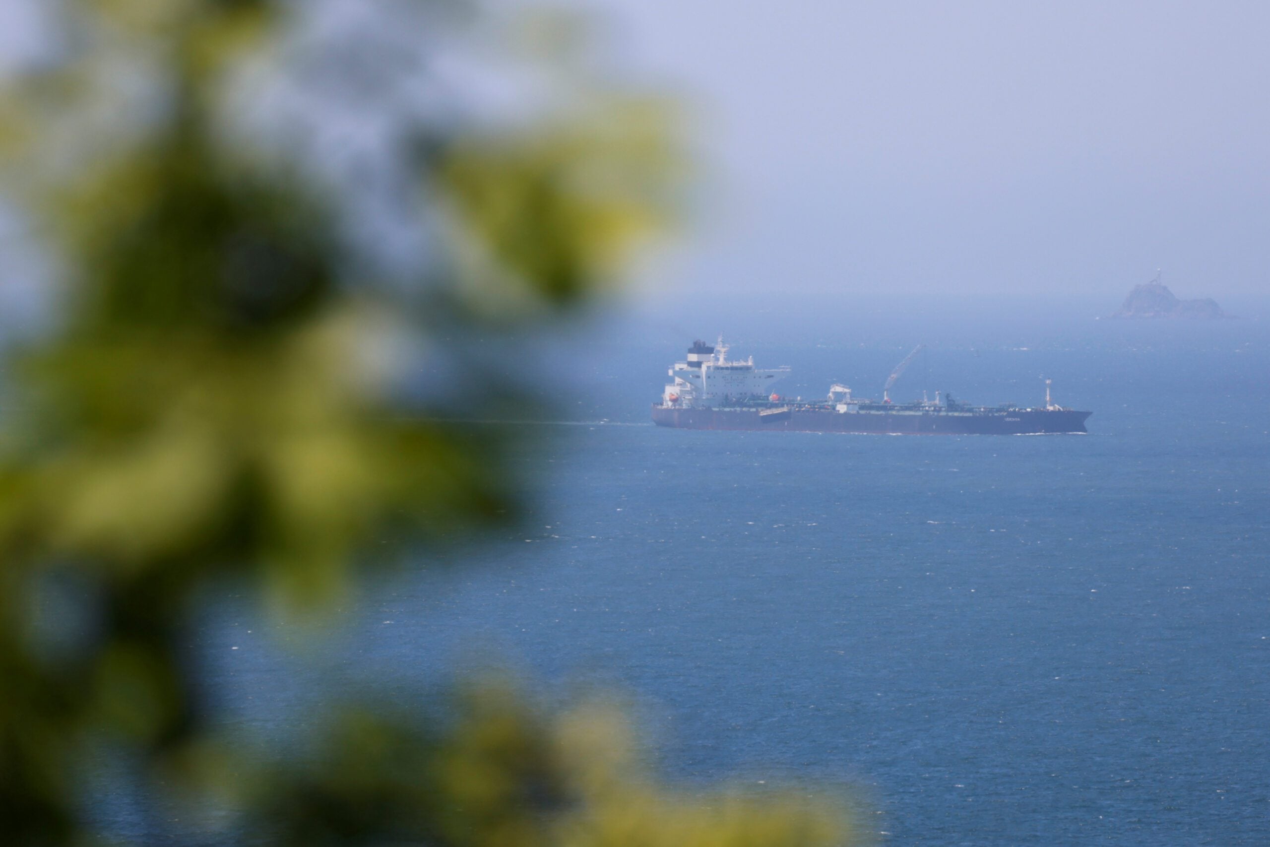Chinese Supertanker Attempts Hormuz Passage, Data Show