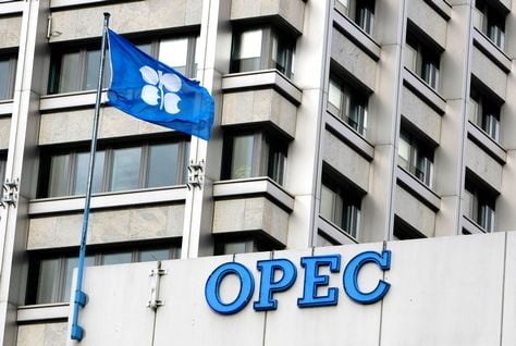 UAE Left OPEC to Pump More as End of Oil Era Looms, Presidential Adviser Says