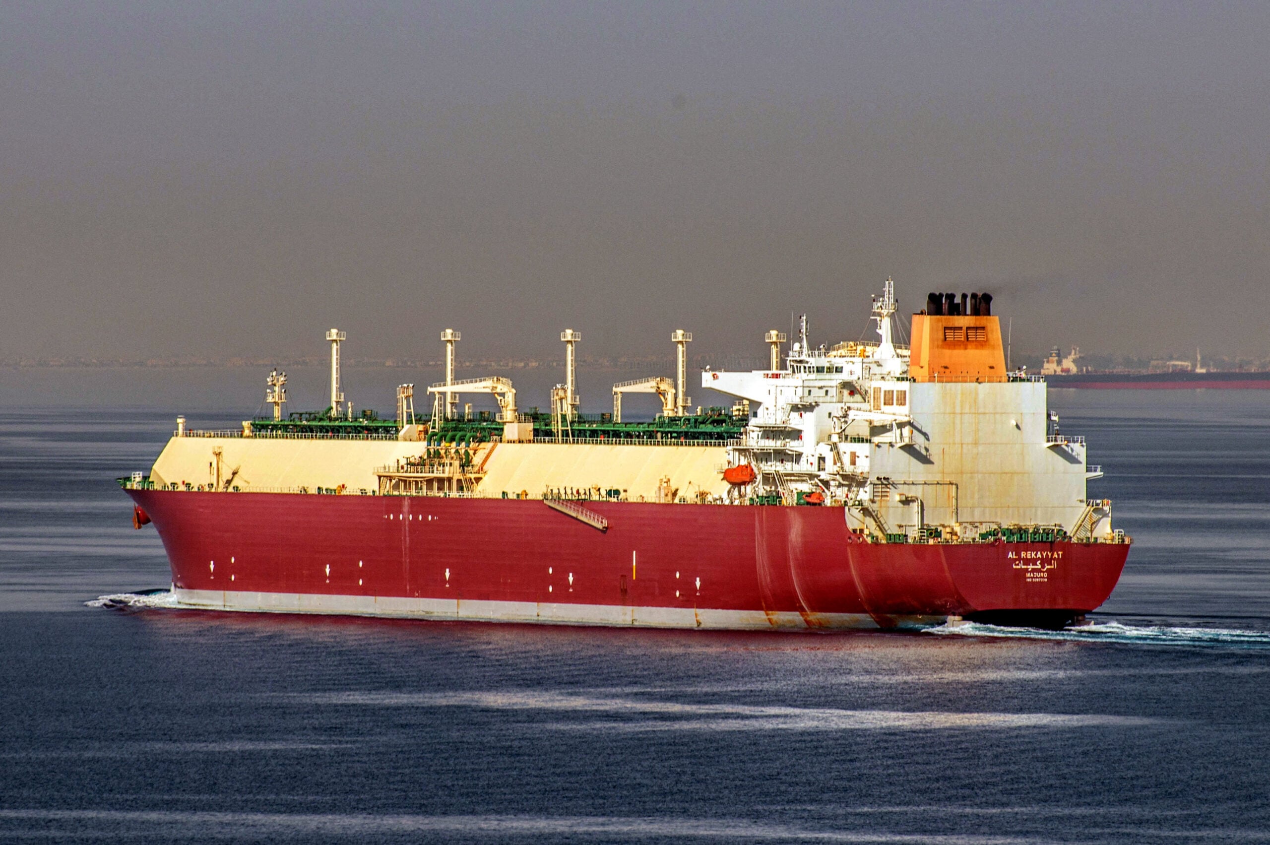 Damaged Qatari LNG Tanker Awaits Salvage After Strike Near Hormuz