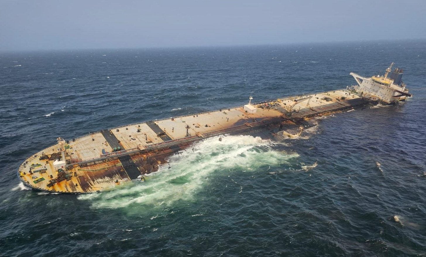 Major Salvage Effort Begins for Grounded Shadow Fleet Tanker Off Oman