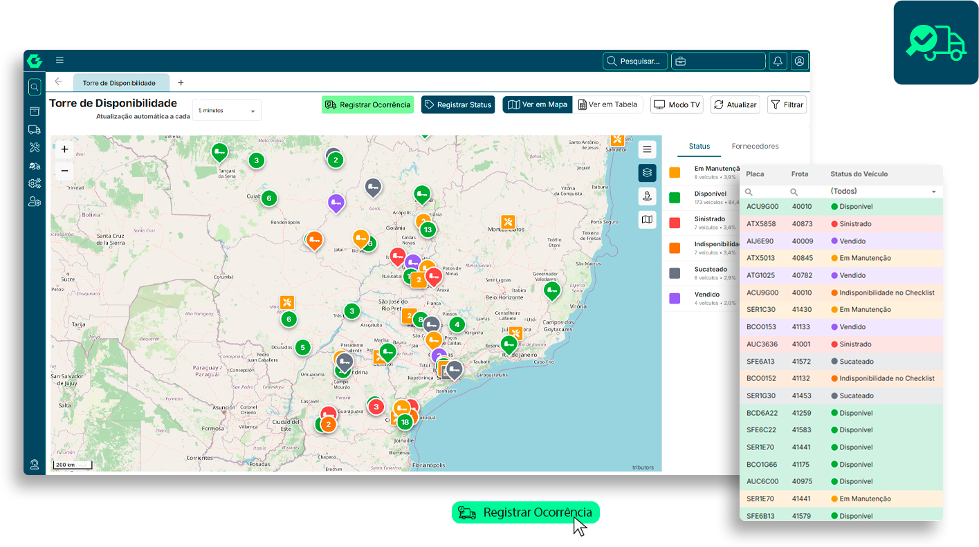 Interface de software mostrando um mapa com ícones coloridos representando status de veículos e uma tabela à direita listando placas, frotas e status de veículos como disponível, sinistrado, vendido, em manutenção, indisponível, e sucateado.