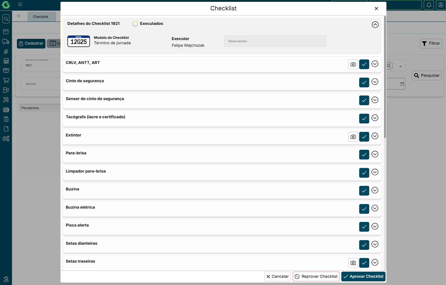 Checklist interface in Portuguese showing vehicle safety items with check marks and options to approve or reject.