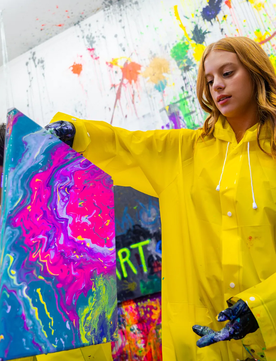 Review graphic praising the relaxing fluid art session