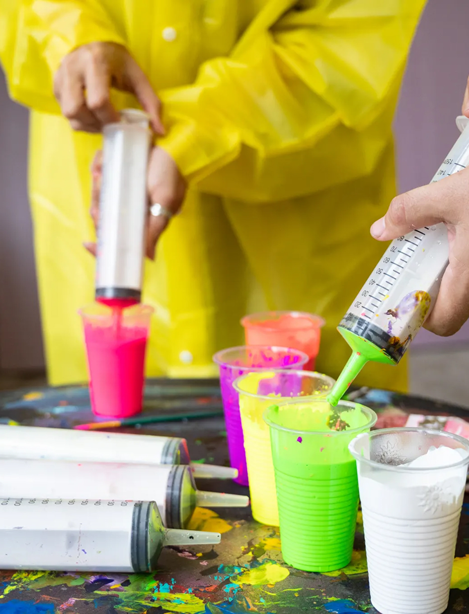 Spin Art five-star testimonial card with neon frames