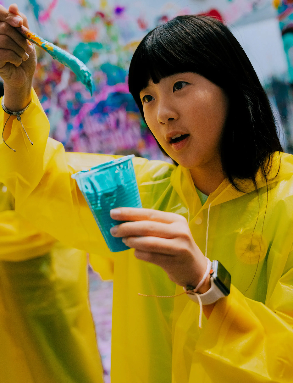 Bright review card celebrating the fluid art experience