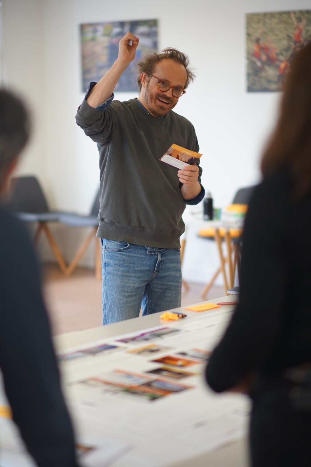 Un animateur présente une carte pendant une Fresque de la Transition Énergétique