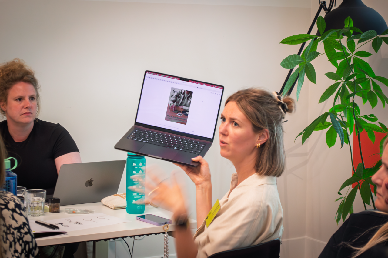 Masterclass deelnemer AI prototype ontwerpen laat ouput zien