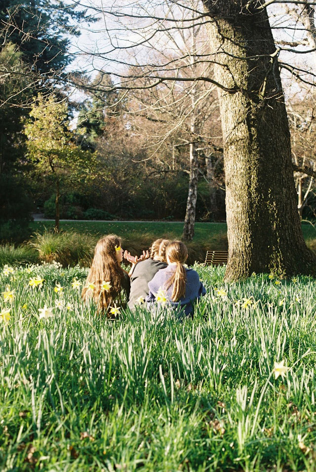 Personas sonrientes interactuando en un entorno luminoso, transmitiendo bienestar, conexión y emociones positivas.