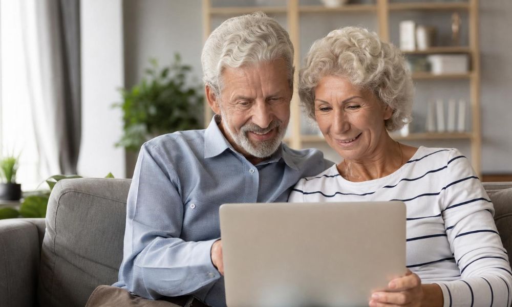 dos personas mayores mirando un portatil