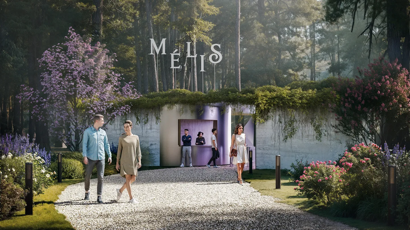 Доріжка з гравію веде до сучасної будівлі, обплетеної зеленню, на тлі густого лісу з квітучими кущами й деревами.