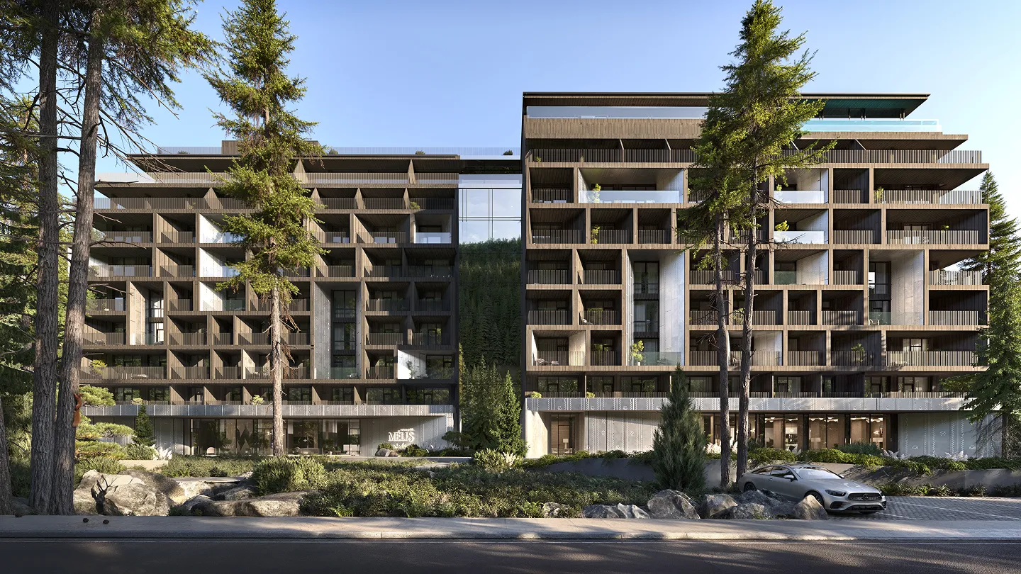 Сучасна багатоповерхова будівля з балконами в лісовій місцевості з деревами на передньому плані й автомобілем біля під’їзду.