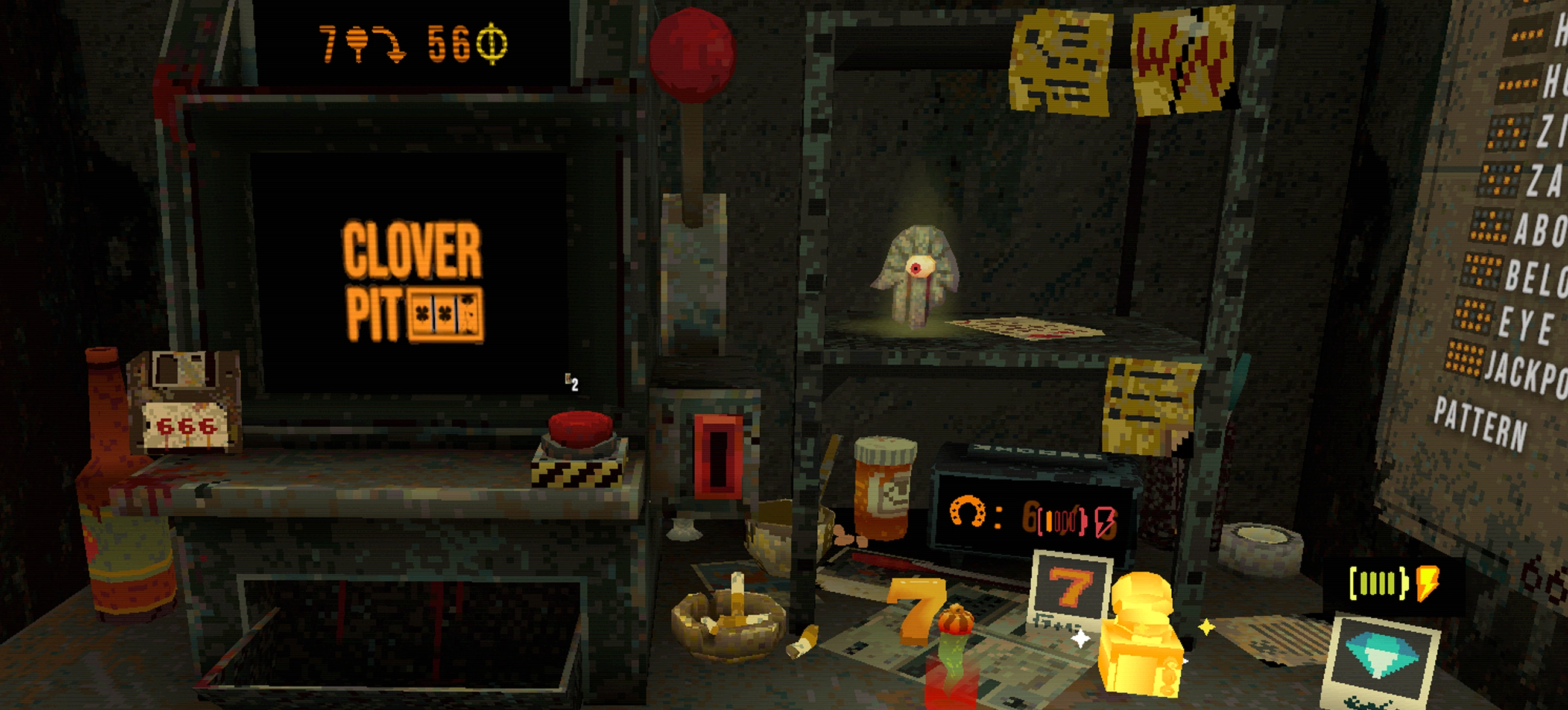 Szene eines Spielautomaten mit der Aufschrift „Clover Pit“ auf dem Bildschirm, umgeben von Retro-Objekten wie einer Diskette, Zigarettenstummeln und einem leuchtenden Auge-Talisman.