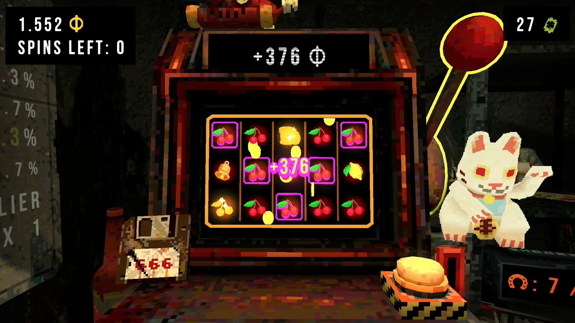 Szene eines Spielautomaten mit der Aufschrift „Clover Pit“ auf dem Bildschirm, umgeben von Retro-Objekten wie einer Diskette, Zigarettenstummeln und einem leuchtenden Auge-Talisman.