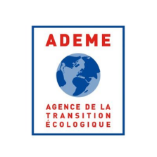 Logo de l'ADEME avec un globe bleu représentant la Terre au centre, encadré en bleu, et le texte "ADEME" en rouge en haut, puis "AGENCE DE LA TRANSITION ÉCOLOGIQUE" en rouge en bas.