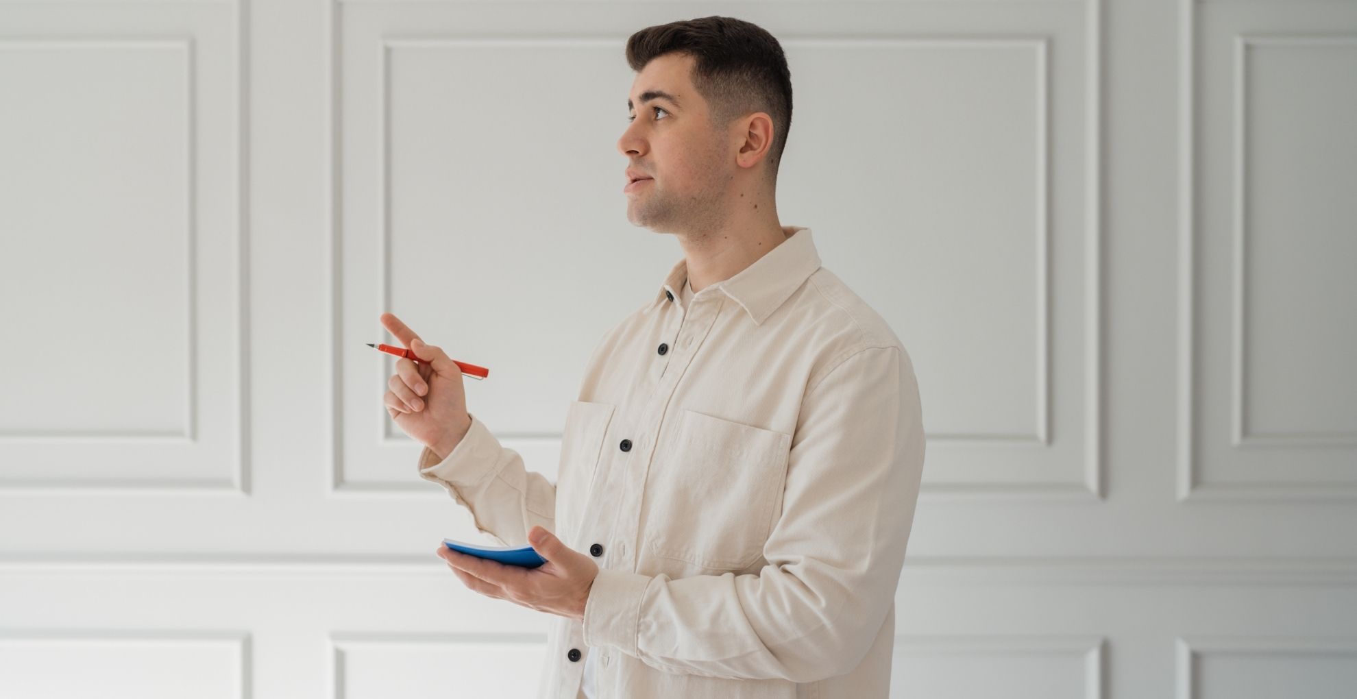 man schrijft in boekje tijdens bezichtiging