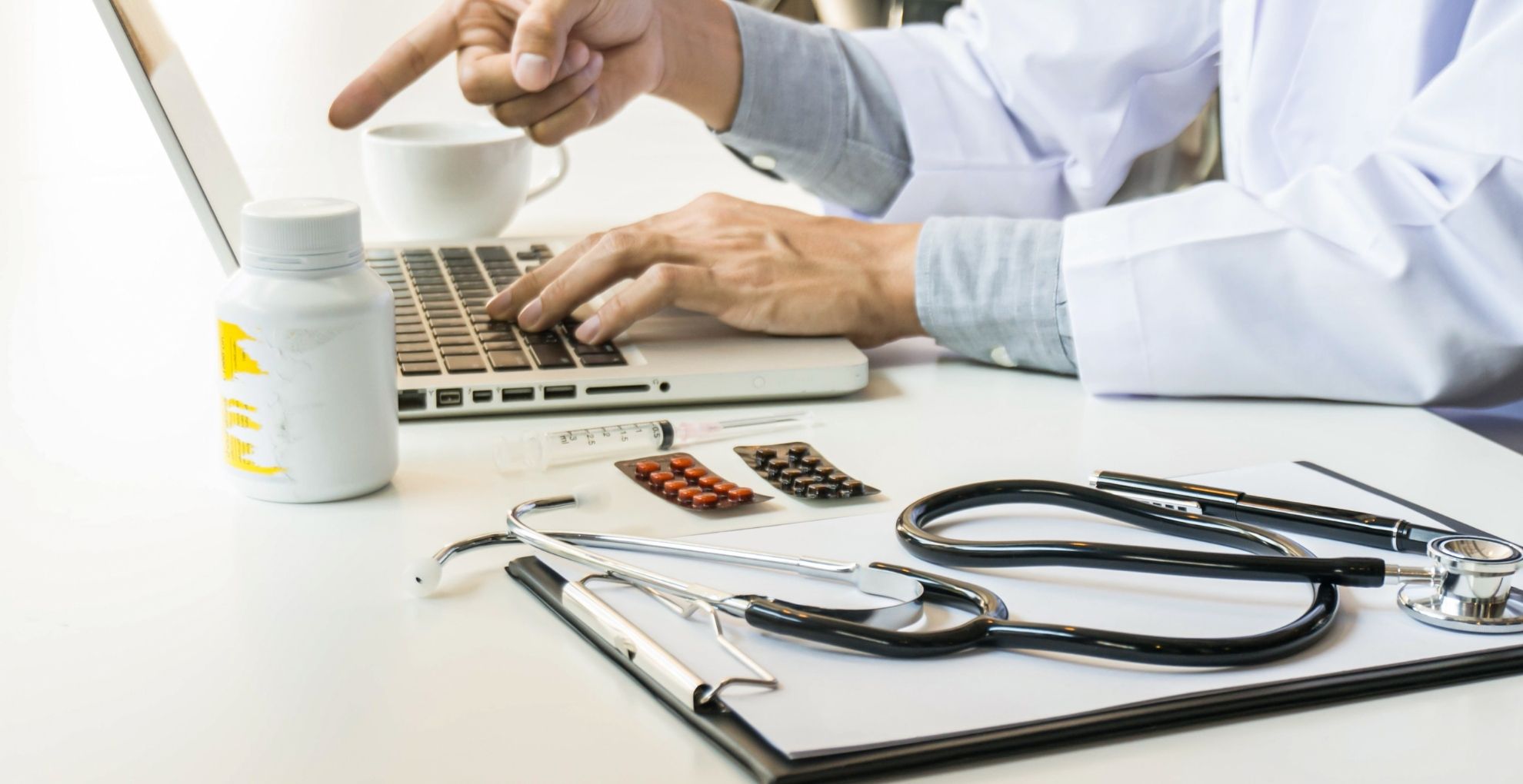 Man/dokter achter laptop