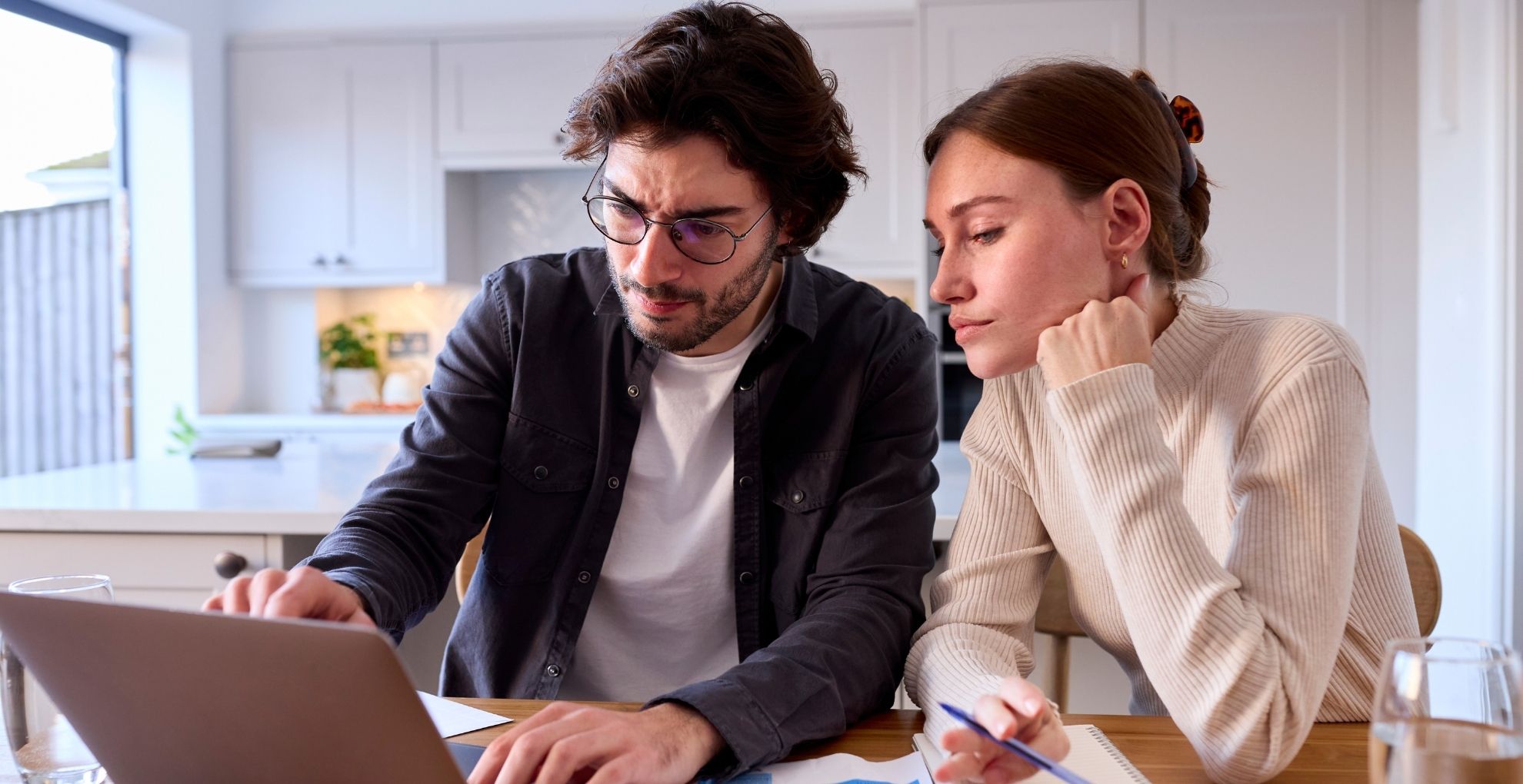 Man en vrouw achter laptop