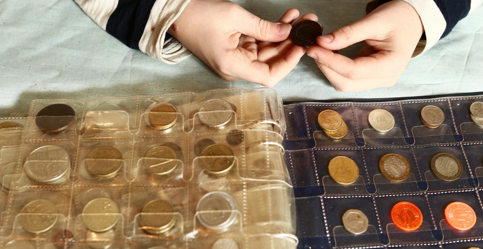 Handen met muntenverzameling