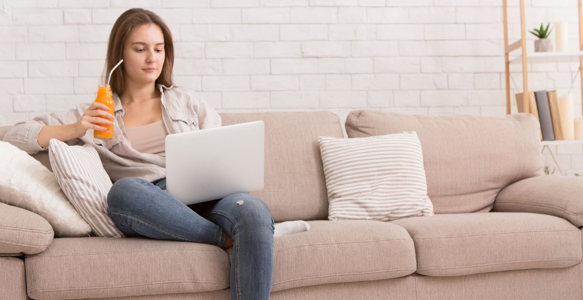 Jonge vrouw op bank in huis