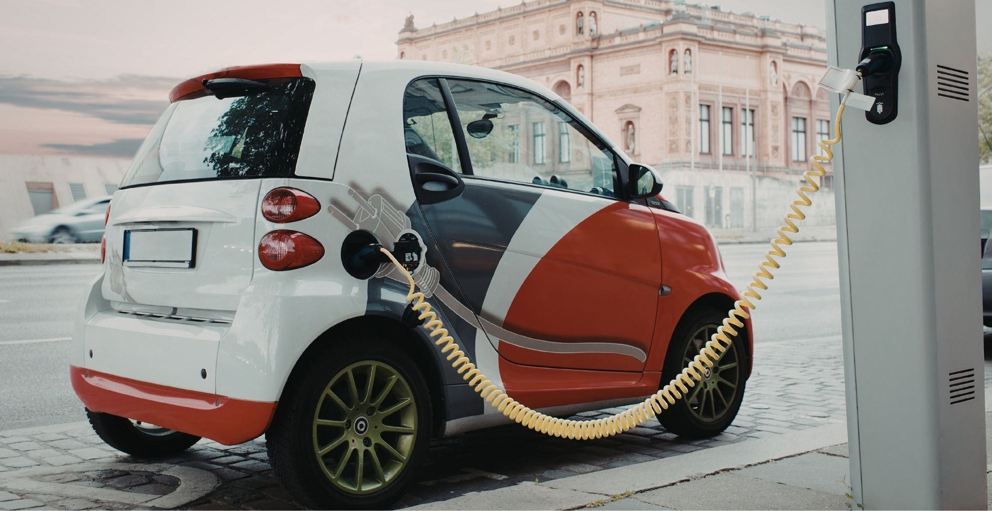 Kleine elektrische auto aan de lader