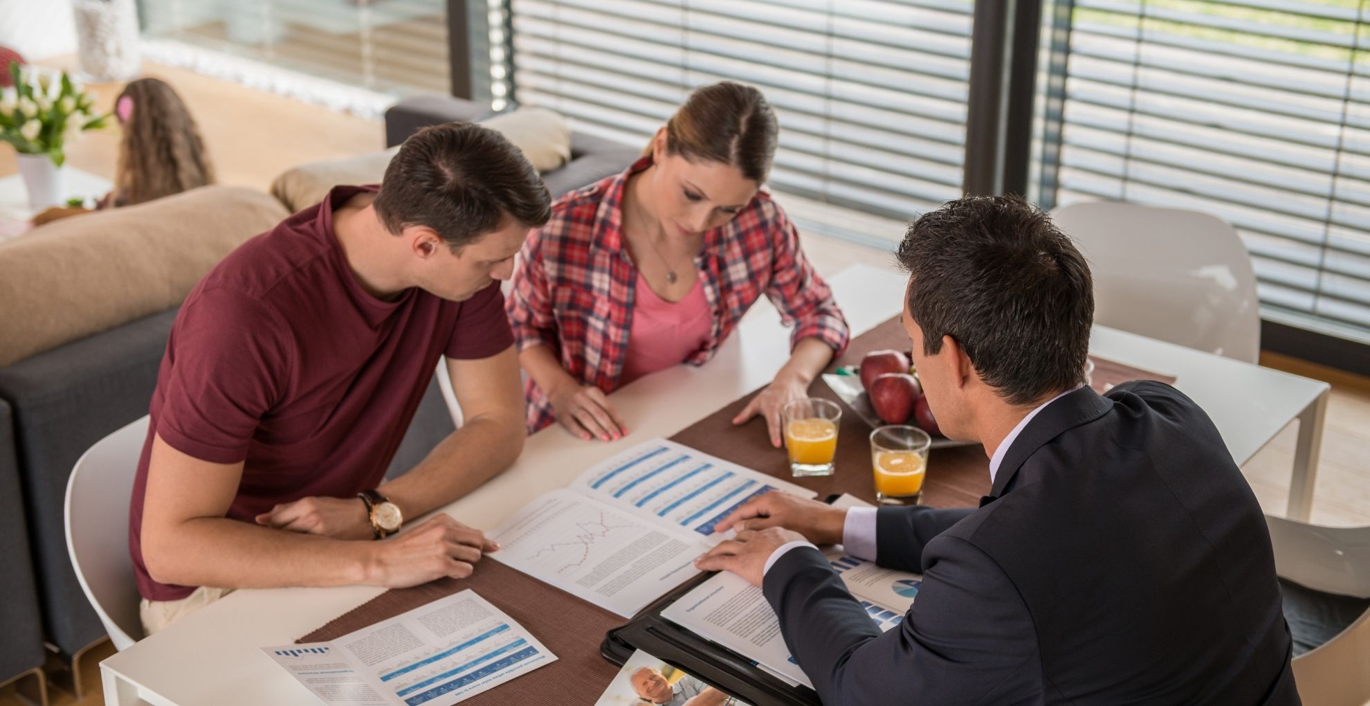 Man en vrouw aan eettafel met adviseur
