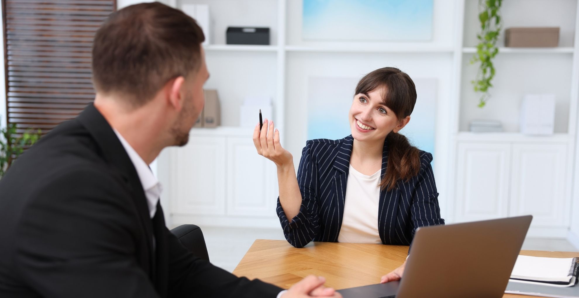 Vrouw in gesprek met man
