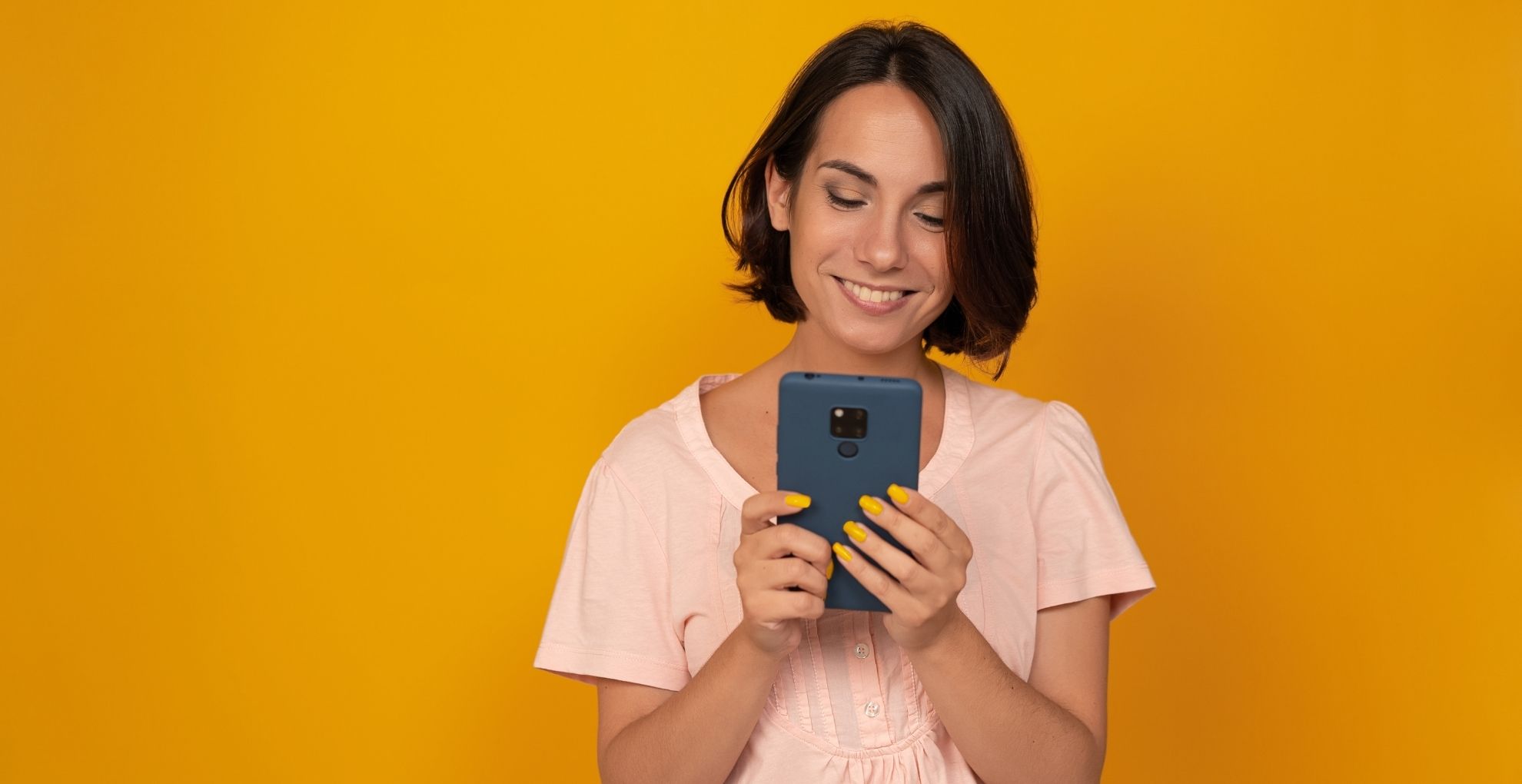 Vrouw lachend met telefoon in hand