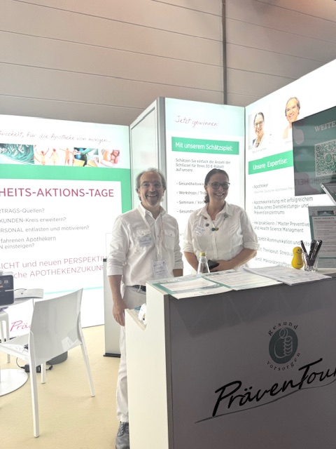 Eine Apothekerin hinter einer Theke nimmt das Rezept einer Kundin entgegen.