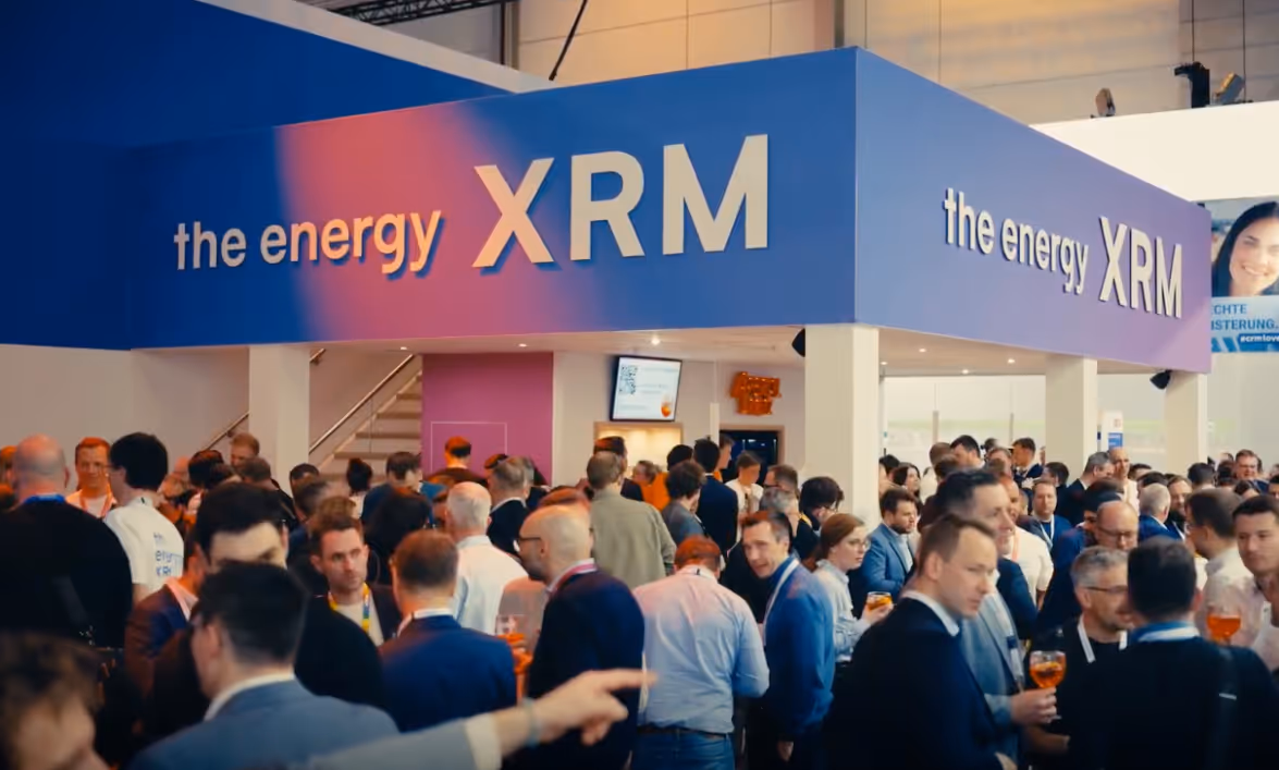 Messehalle mit Besuchermenge vor dem epilot-Banner 'the energy XRM'.