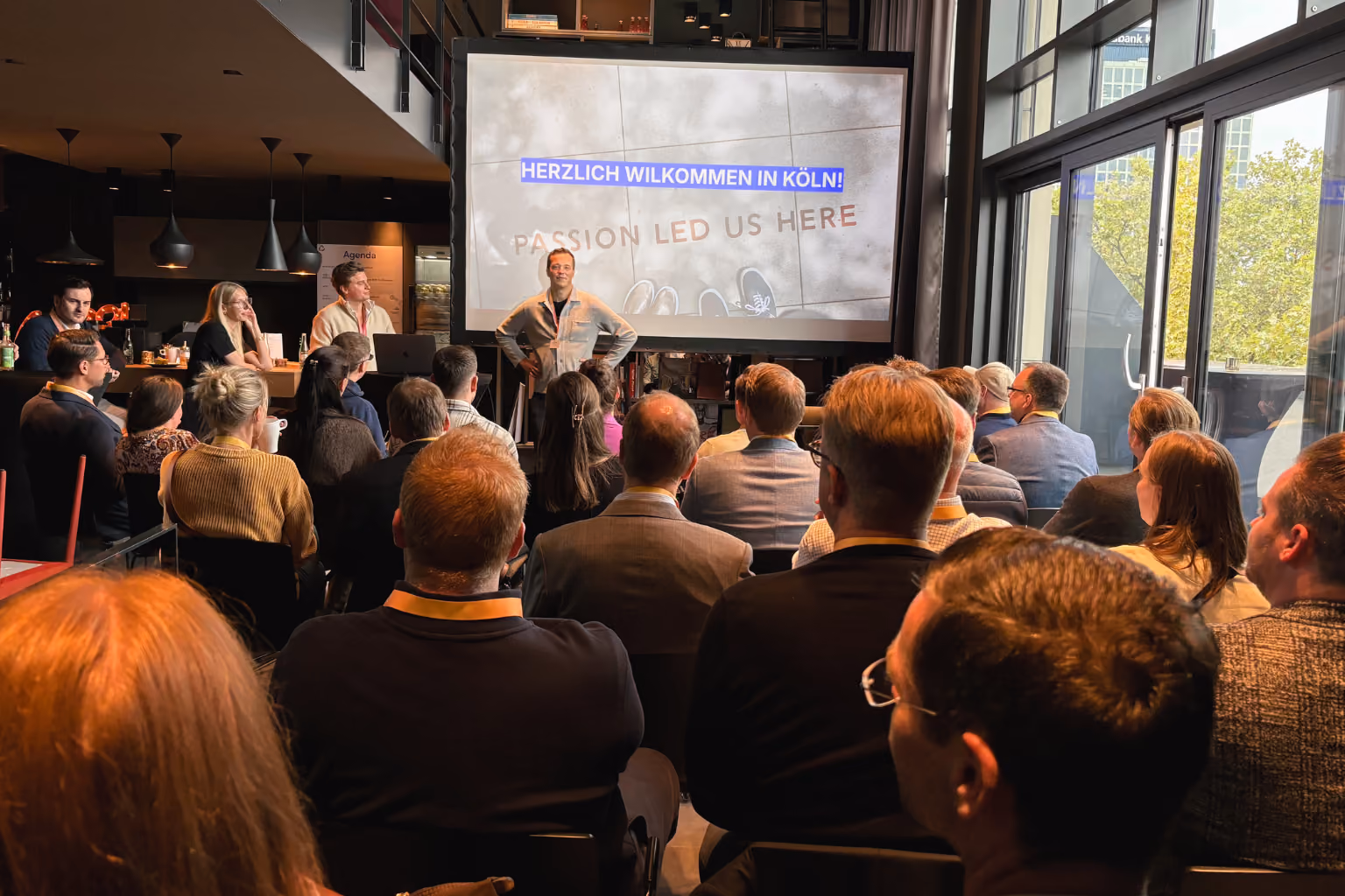 Referent hält Vortrag vor Publikum beim epilot Partner Day in Köln.