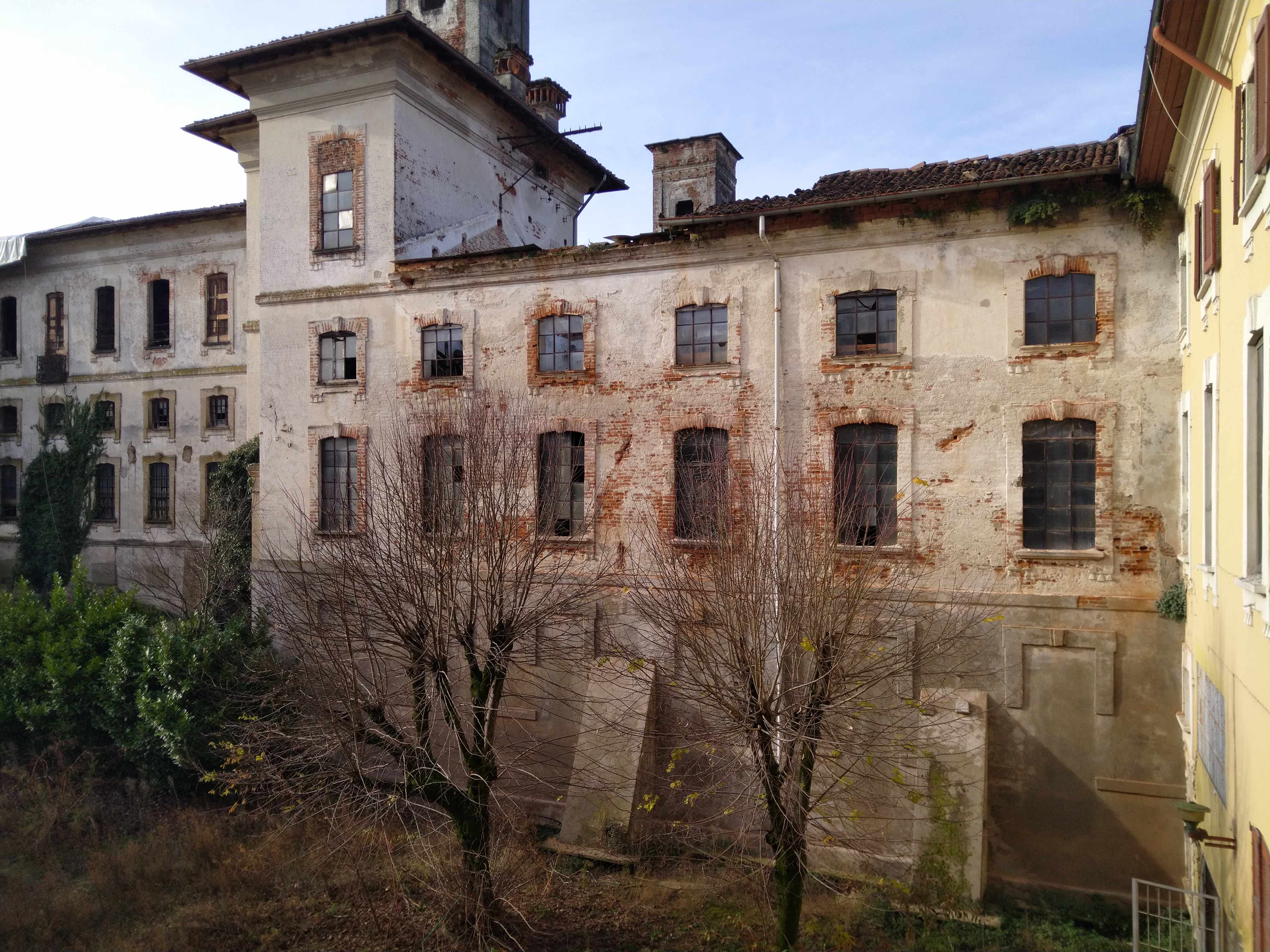 Prospetto di Palazzo Clerici dopo anni di abbandono, prima degli interventi di restauro di AR.IN. Studio