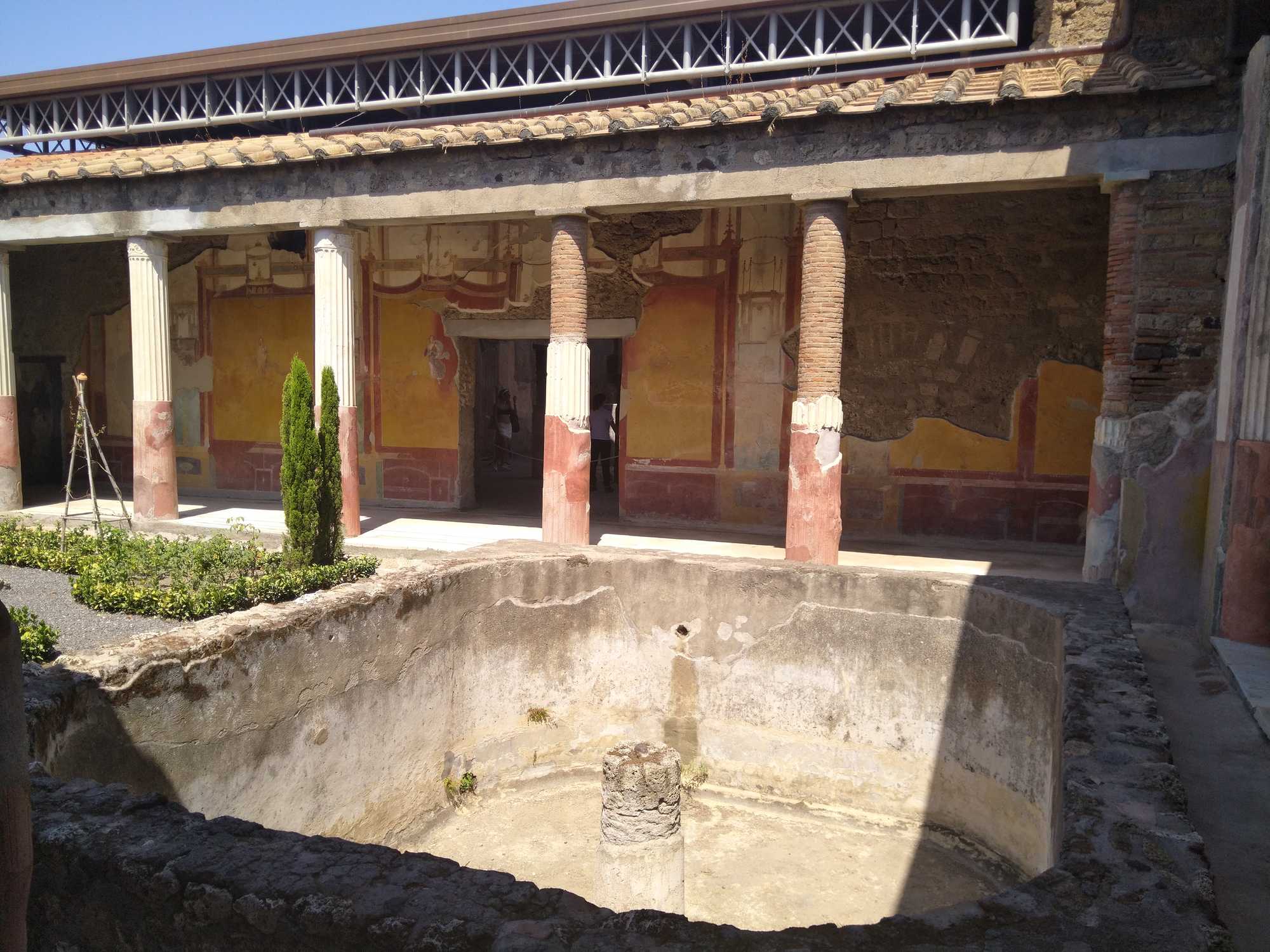 Peristilio di domus romana a Pompei