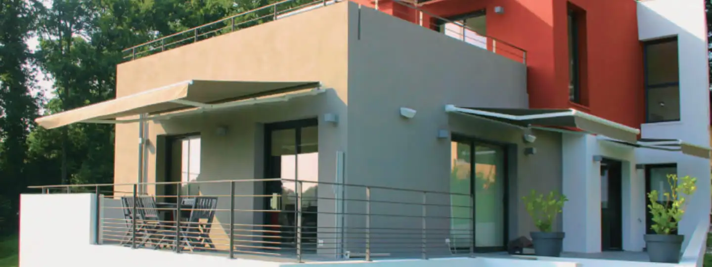 Porte d'entrée en bois massif avec poignée en bronze élégante
