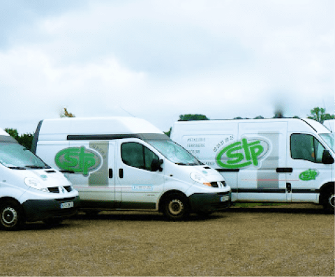  Trois fourgonnettes blanches d'installateurs professionnels prêts pour une intervention CSTP