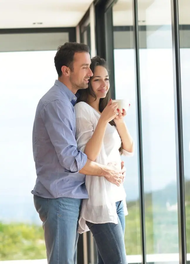 couple devant fenêtre cstp, pièce lumineuse
