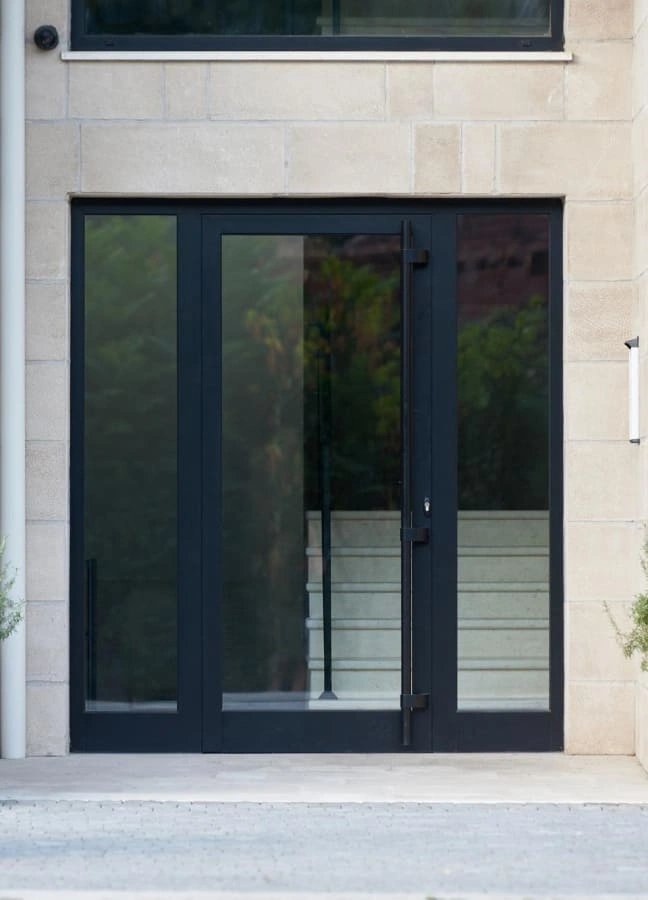  Bâtiment en bois élégant avec une porte vitrée accueillante et un escalier
