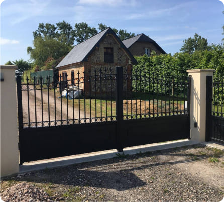 portail en métal noir cstp