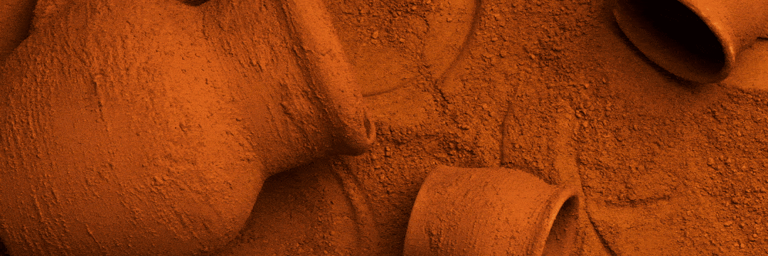 Several clay pots lying on coarse orange-red soil or clay surface with an animated flower and text reading "Ceramiga."