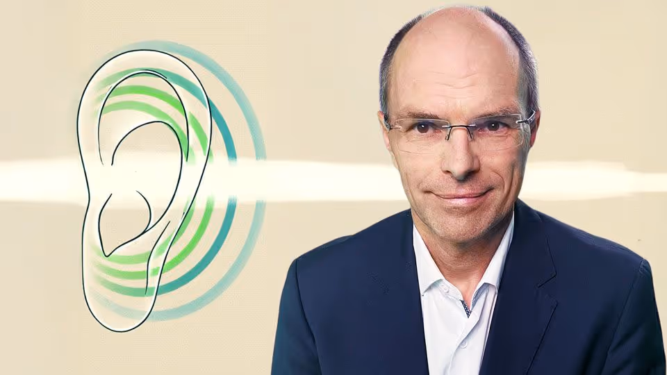 Porträt eines Mannes mit Brille neben einer stilisierten Ohrillustration mit Schallwellen.