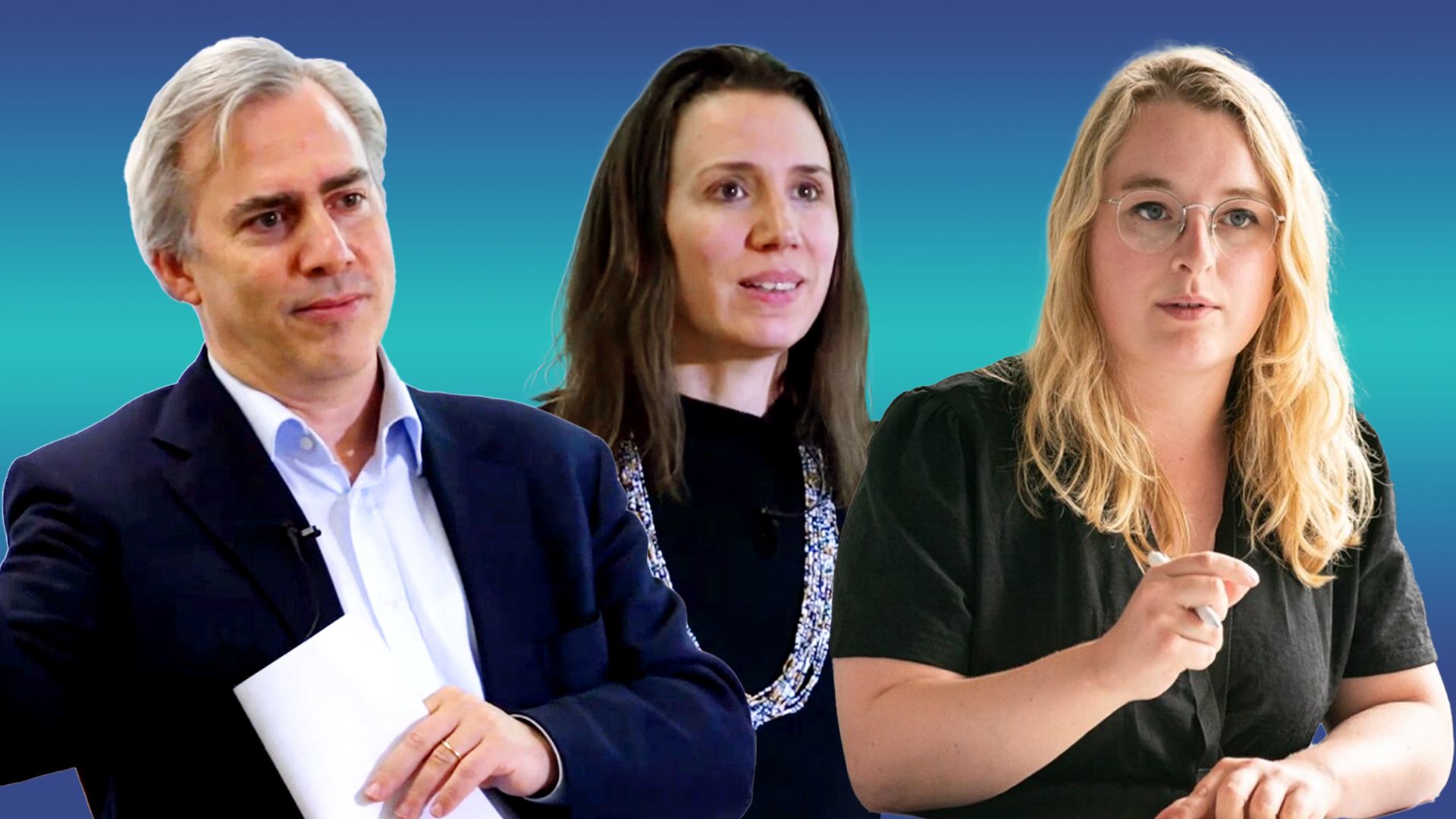 Drei Personen vor einem blau-grünen Hintergrund, ein Mann mit weißem Haar hält Papiere, zwei Frauen, eine mit dunklen Haaren und schwarz-blauem Kleid, die andere blond mit Brille und schwarzem Oberteil.