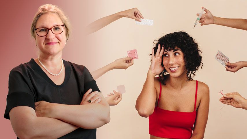 Ältere Frau mit Brille und Perlenkette steht mit verschränkten Armen neben jüngerer Frau in rotem Top, umgeben von Händen, die verschiedene Verhütungsmittel zeigen.