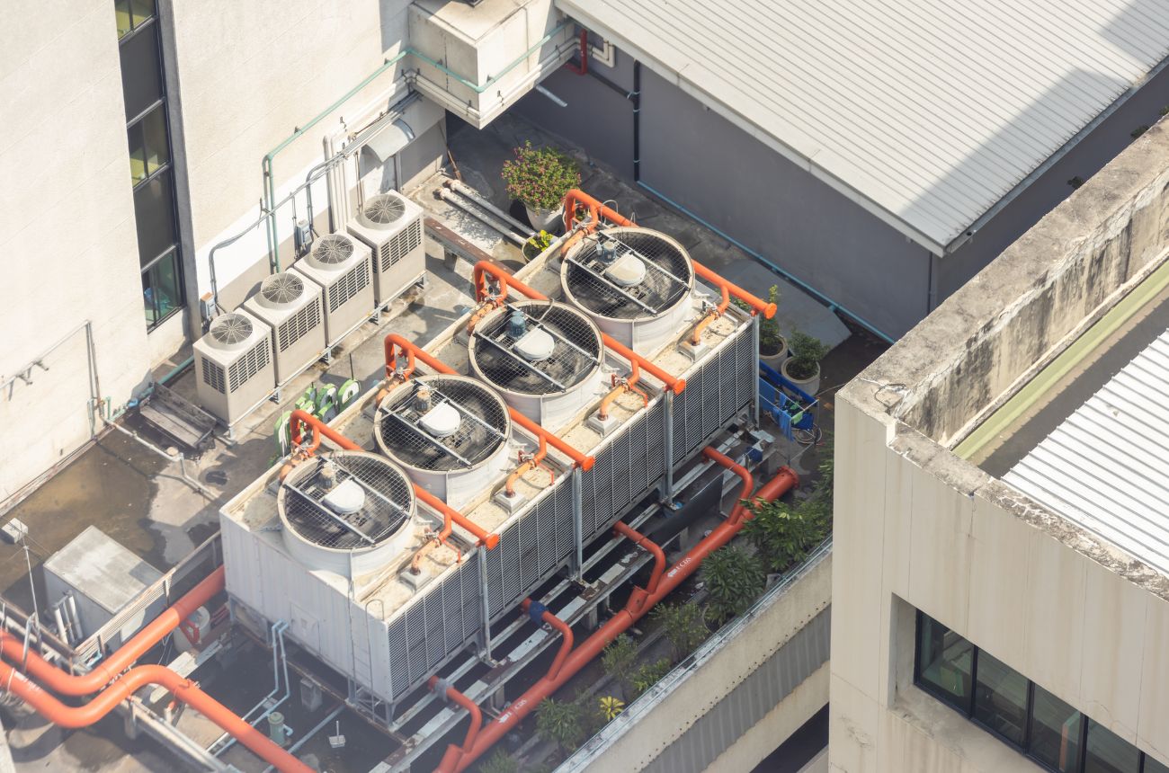 Vista aérea de una torre de enfriamiento en una planta industrial