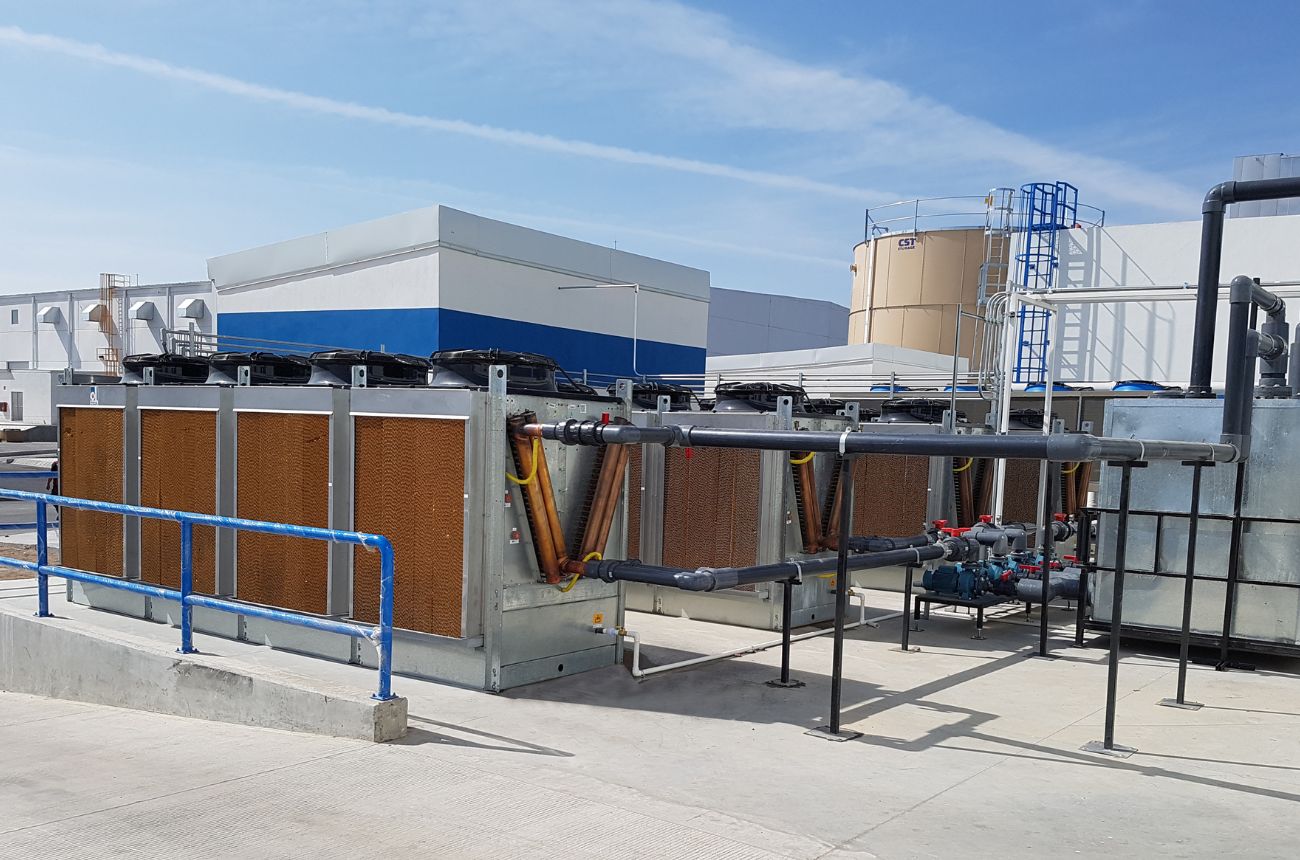 Serie de dry coolers instalados en el techo de una fábrica
