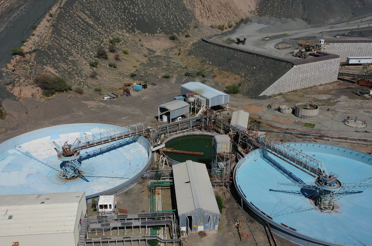 Una minera a cielo abierto que utiliza agua en sus procesos productivos.