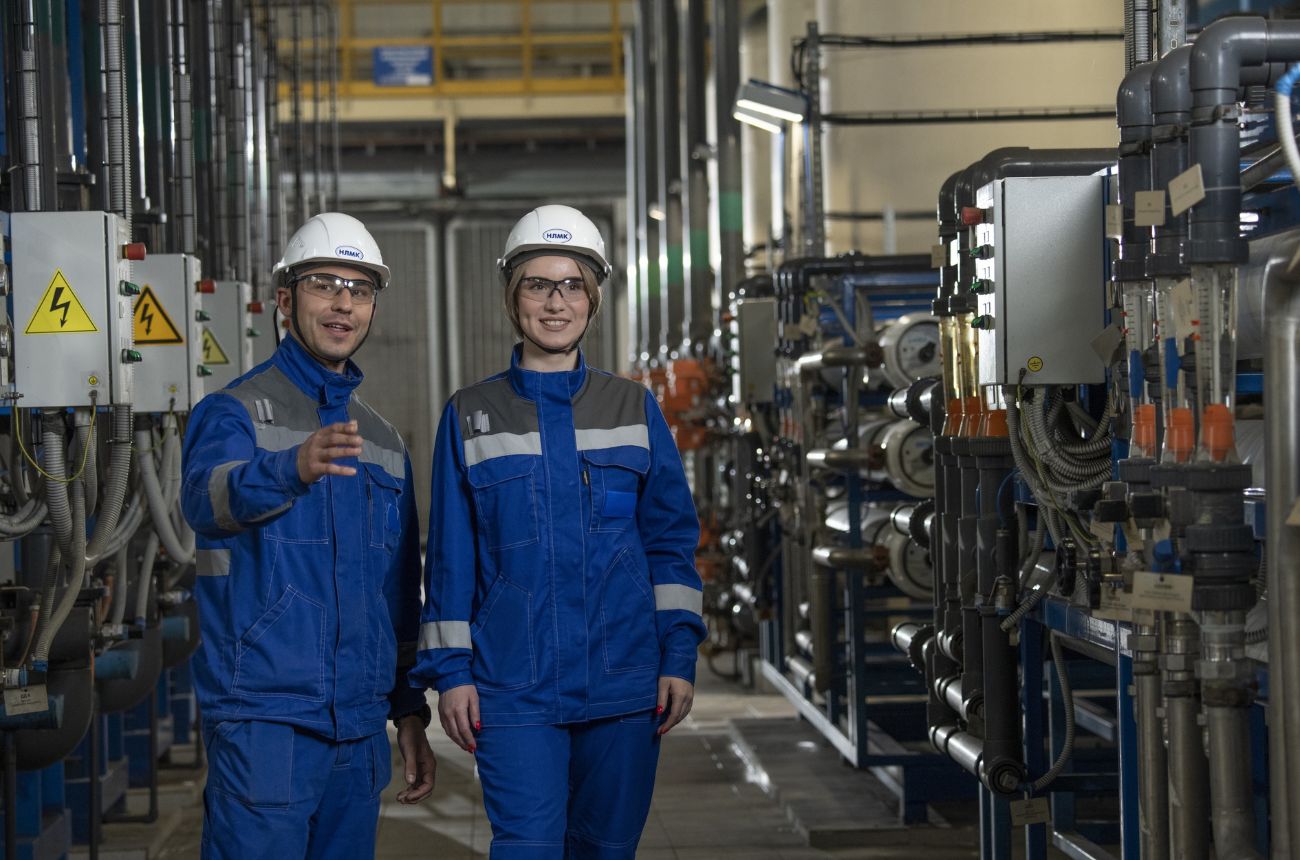 Obreros considerando las condiciones de su fábrica