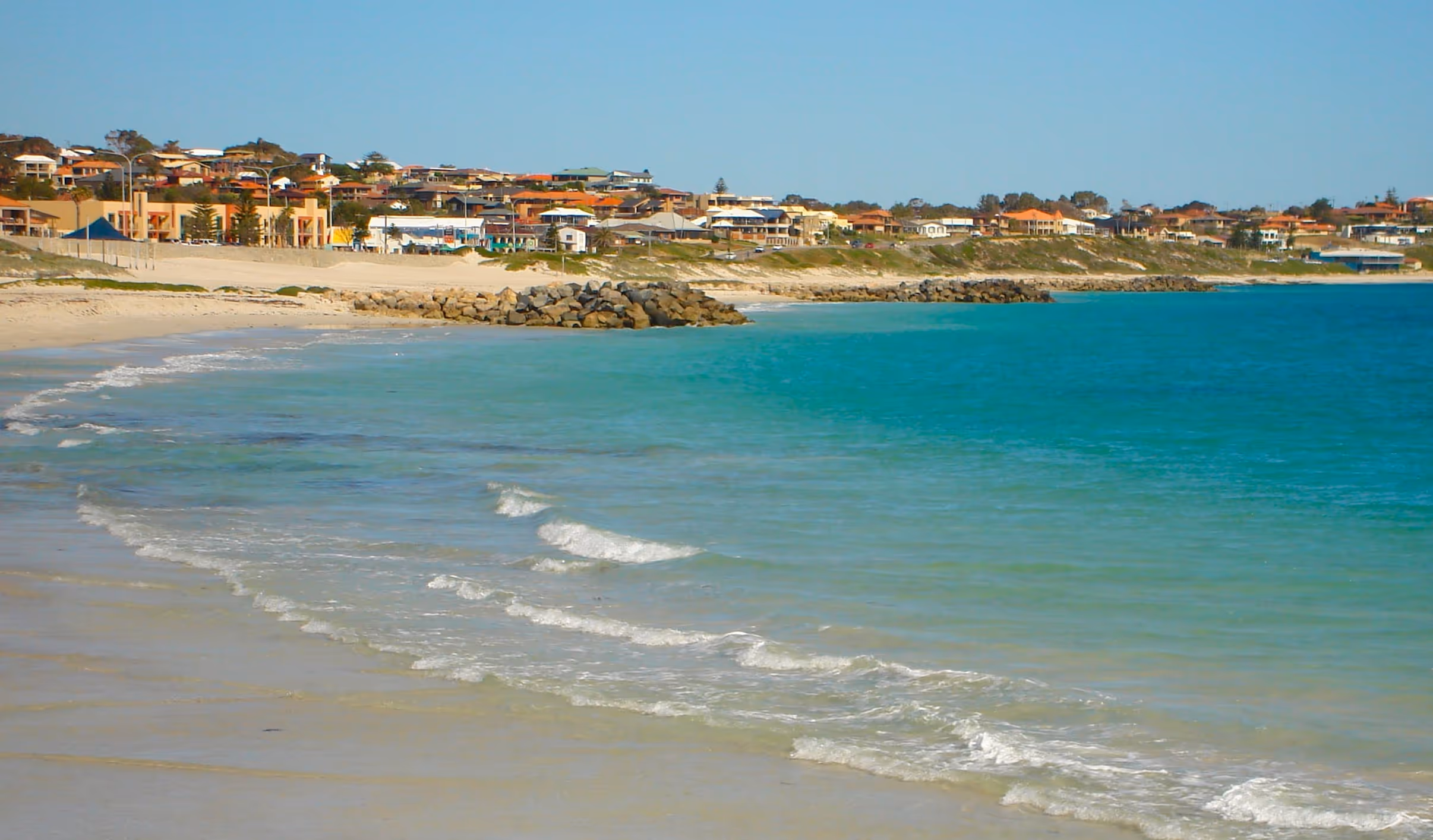 Sorrento Beach from Hillarys. Credit: Rhyshuw1, Wikimedia Commons: https://commons.wikimedia.org/wiki/File:Sorrento_Beach_1.jpg