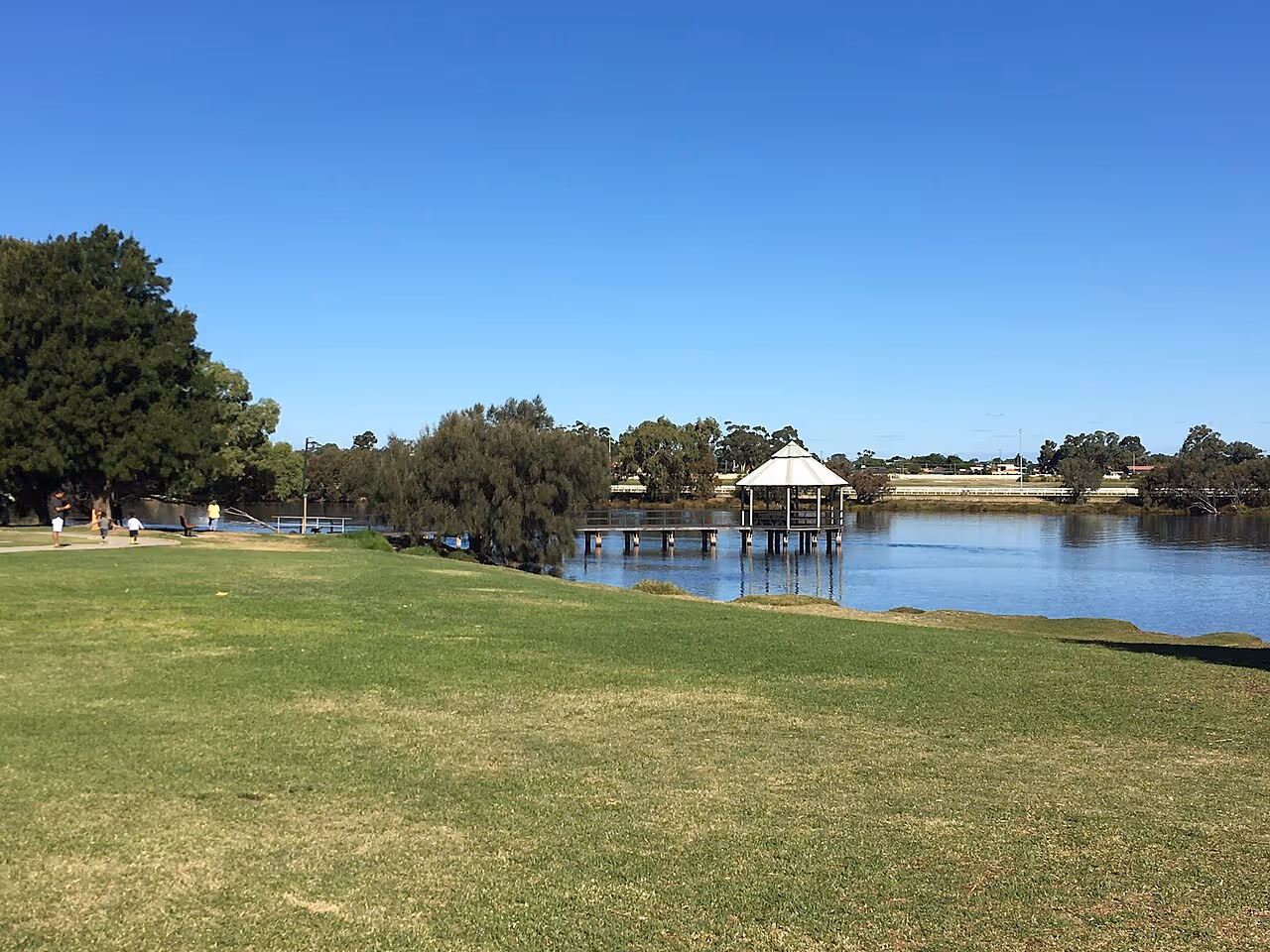 Riverside Gardens, Bayswater, Western Australia. Credit: Steelkamp, Wikimedia Commons: https://commons.wikimedia.org/wiki/File:Riverside_Gardens,_Bayswater_08.jpg